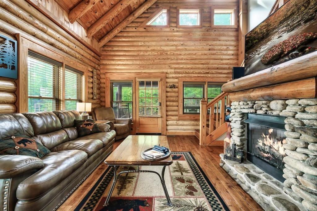 2 Miles From Dollywood Family Resort With Seasonal Outdoor Swimming Pool, Year Around Heated Indoor Swimming Pool, Townhome Style Cabin, Private Hot Tub, Arcade, Tv, Wifi, Kitchen With Refrigerator, Washer And Dryer ピジョンフォージ エクステリア 写真