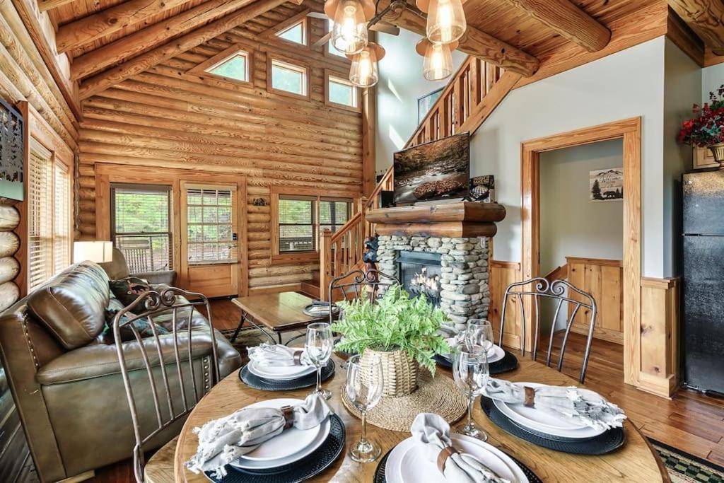 2 Miles From Dollywood Family Resort With Seasonal Outdoor Swimming Pool, Year Around Heated Indoor Swimming Pool, Townhome Style Cabin, Private Hot Tub, Arcade, Tv, Wifi, Kitchen With Refrigerator, Washer And Dryer ピジョンフォージ エクステリア 写真