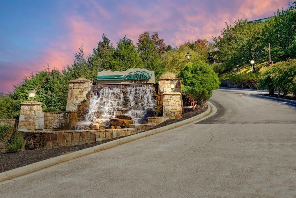 2 Miles From Dollywood Family Resort With Seasonal Outdoor Swimming Pool, Year Around Heated Indoor Swimming Pool, Townhome Style Cabin, Private Hot Tub, Arcade, Tv, Wifi, Kitchen With Refrigerator, Washer And Dryer ピジョンフォージ エクステリア 写真