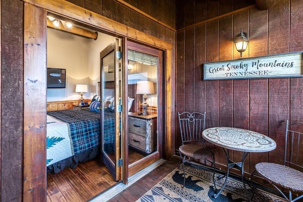 2 Miles From Dollywood Family Resort With Seasonal Outdoor Swimming Pool, Year Around Heated Indoor Swimming Pool, Townhome Style Cabin, Private Hot Tub, Arcade, Tv, Wifi, Kitchen With Refrigerator, Washer And Dryer ピジョンフォージ エクステリア 写真