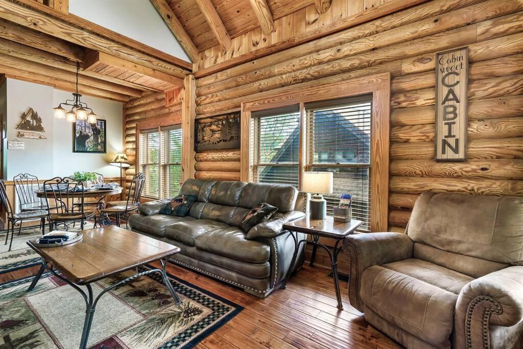 2 Miles From Dollywood Family Resort With Seasonal Outdoor Swimming Pool, Year Around Heated Indoor Swimming Pool, Townhome Style Cabin, Private Hot Tub, Arcade, Tv, Wifi, Kitchen With Refrigerator, Washer And Dryer ピジョンフォージ エクステリア 写真