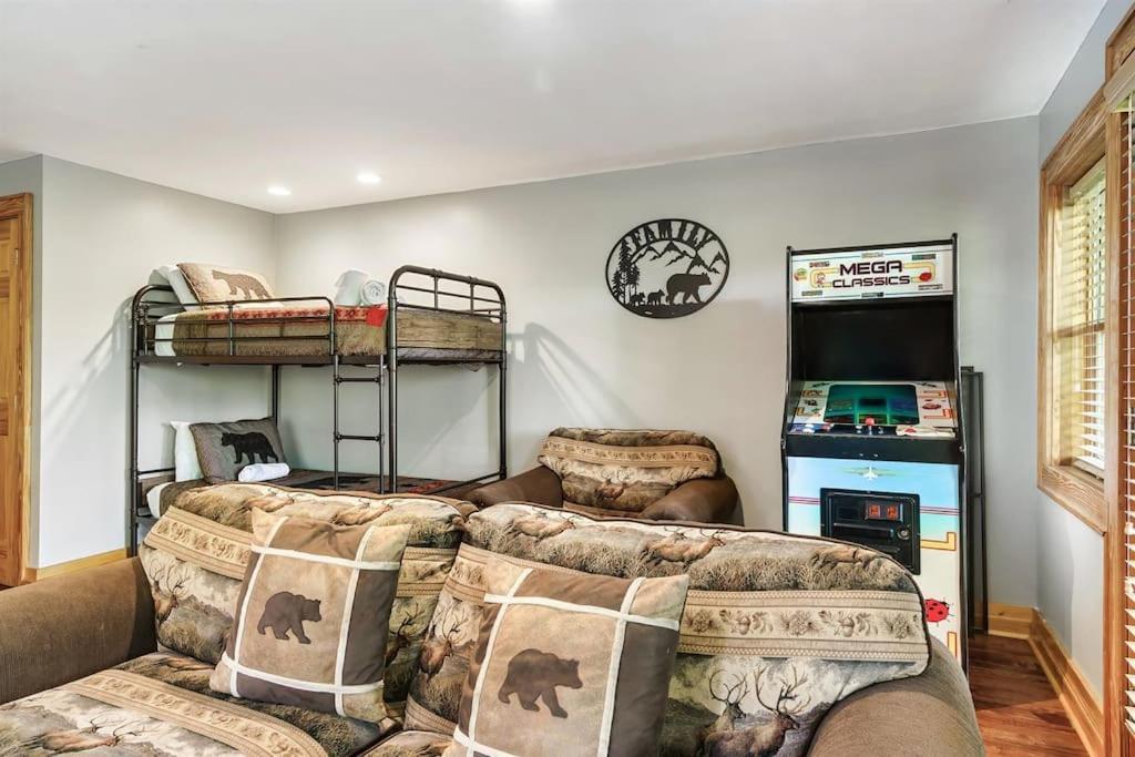 2 Miles From Dollywood Family Resort With Seasonal Outdoor Swimming Pool, Year Around Heated Indoor Swimming Pool, Townhome Style Cabin, Private Hot Tub, Arcade, Tv, Wifi, Kitchen With Refrigerator, Washer And Dryer ピジョンフォージ エクステリア 写真