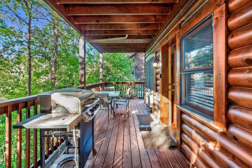 2 Miles From Dollywood Family Resort With Seasonal Outdoor Swimming Pool, Year Around Heated Indoor Swimming Pool, Townhome Style Cabin, Private Hot Tub, Arcade, Tv, Wifi, Kitchen With Refrigerator, Washer And Dryer ピジョンフォージ エクステリア 写真