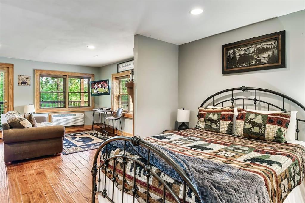 2 Miles From Dollywood Family Resort With Seasonal Outdoor Swimming Pool, Year Around Heated Indoor Swimming Pool, Townhome Style Cabin, Private Hot Tub, Arcade, Tv, Wifi, Kitchen With Refrigerator, Washer And Dryer ピジョンフォージ エクステリア 写真