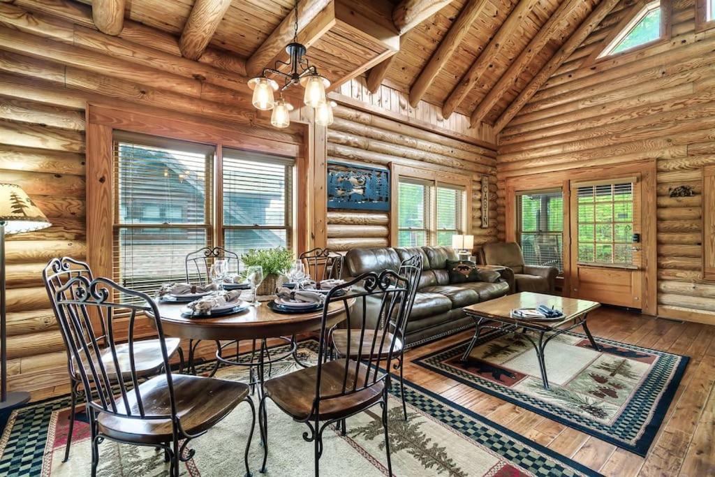 2 Miles From Dollywood Family Resort With Seasonal Outdoor Swimming Pool, Year Around Heated Indoor Swimming Pool, Townhome Style Cabin, Private Hot Tub, Arcade, Tv, Wifi, Kitchen With Refrigerator, Washer And Dryer ピジョンフォージ エクステリア 写真