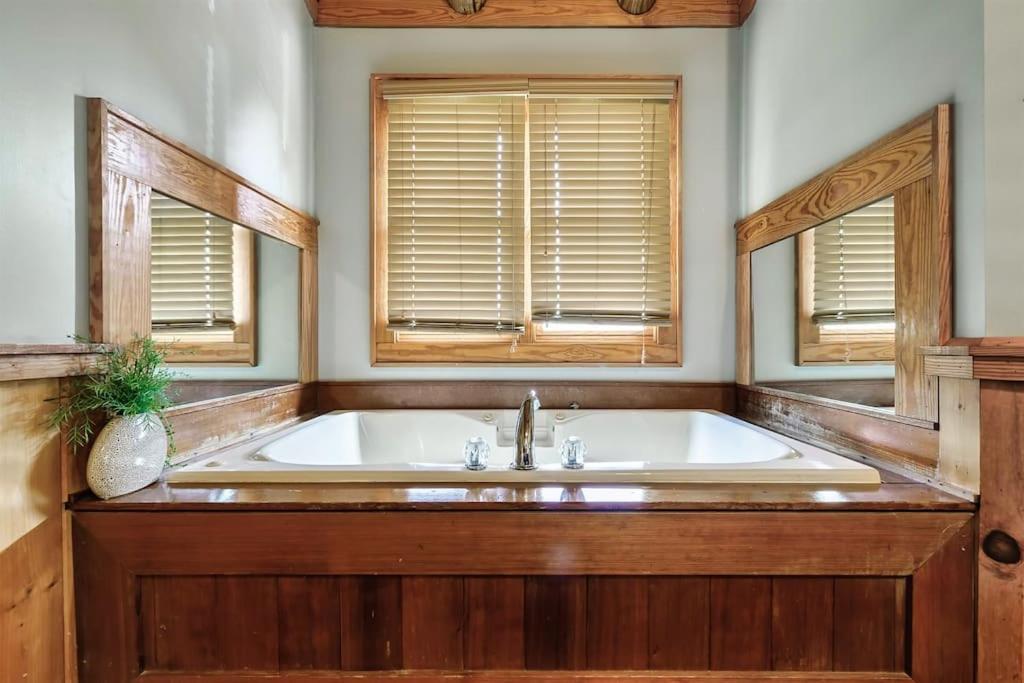 2 Miles From Dollywood Family Resort With Seasonal Outdoor Swimming Pool, Year Around Heated Indoor Swimming Pool, Townhome Style Cabin, Private Hot Tub, Arcade, Tv, Wifi, Kitchen With Refrigerator, Washer And Dryer ピジョンフォージ エクステリア 写真