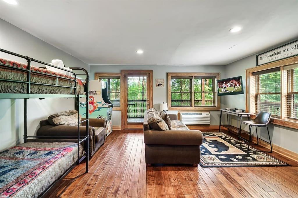 2 Miles From Dollywood Family Resort With Seasonal Outdoor Swimming Pool, Year Around Heated Indoor Swimming Pool, Townhome Style Cabin, Private Hot Tub, Arcade, Tv, Wifi, Kitchen With Refrigerator, Washer And Dryer ピジョンフォージ エクステリア 写真