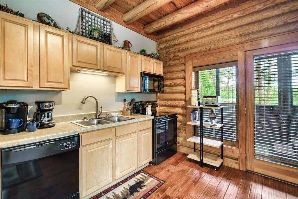 2 Miles From Dollywood Family Resort With Seasonal Outdoor Swimming Pool, Year Around Heated Indoor Swimming Pool, Townhome Style Cabin, Private Hot Tub, Arcade, Tv, Wifi, Kitchen With Refrigerator, Washer And Dryer ピジョンフォージ エクステリア 写真