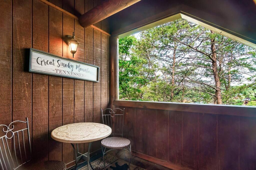 2 Miles From Dollywood Family Resort With Seasonal Outdoor Swimming Pool, Year Around Heated Indoor Swimming Pool, Townhome Style Cabin, Private Hot Tub, Arcade, Tv, Wifi, Kitchen With Refrigerator, Washer And Dryer ピジョンフォージ エクステリア 写真
