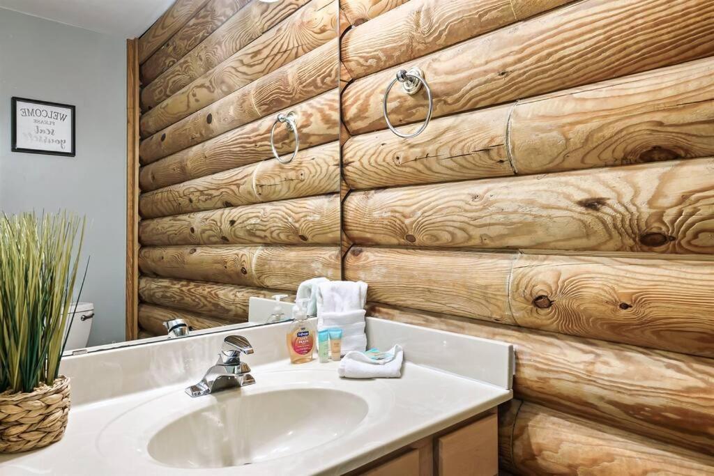 2 Miles From Dollywood Family Resort With Seasonal Outdoor Swimming Pool, Year Around Heated Indoor Swimming Pool, Townhome Style Cabin, Private Hot Tub, Arcade, Tv, Wifi, Kitchen With Refrigerator, Washer And Dryer ピジョンフォージ エクステリア 写真
